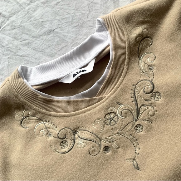 Floral Embroidery Fleece Crewneck - Picture 3 of 3